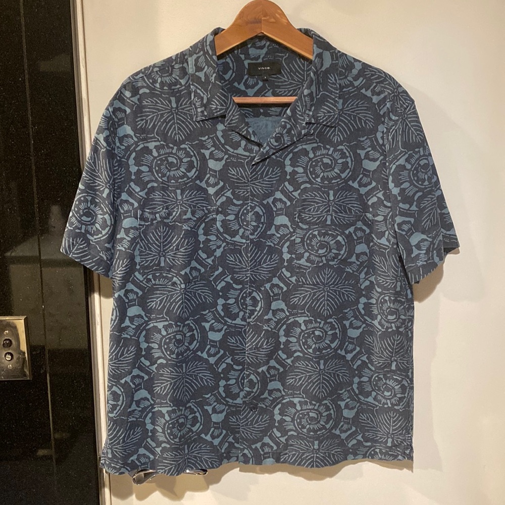 Vince Single pocket blue linen short sleeve button shirt. Good condition.